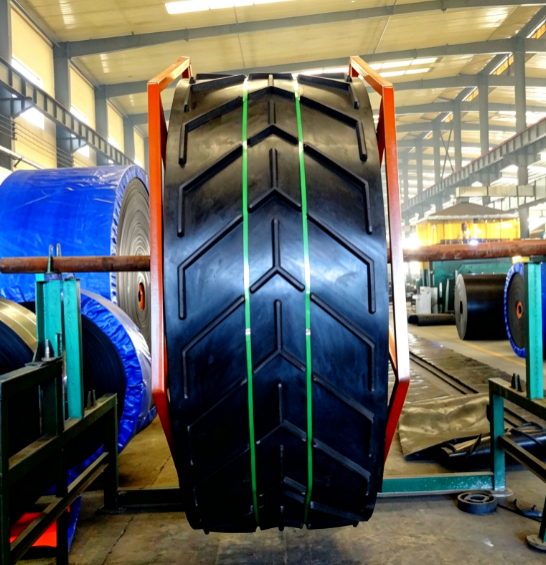 Chevron conveyor belt